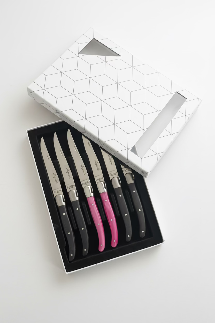 Laguiole 6 Couteaux à Steak Guillochés – Nacre Rose & Carbone